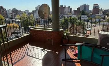 Departamento 6 ambientes en venta en Castelar