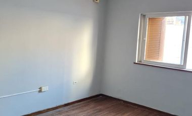 MUY BUEN PH EN PLANTA BAJA FRENTE A PLAZA SAENZ PEÑA  - Parana