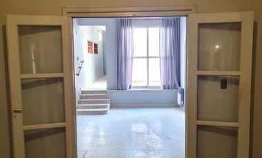 MUY BUEN PH EN PLANTA BAJA FRENTE A PLAZA SAENZ PEÑA  - Parana