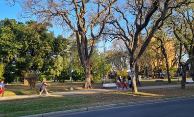 MUY BUEN PH EN PLANTA BAJA FRENTE A PLAZA SAENZ PEÑA  - Parana
