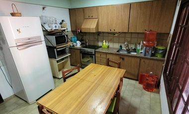 ¡Hermosa casa  de 5 ambientes en calle Catamarca, Mar de Ajo!