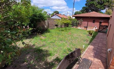 ¡Hermosa casa  de 5 ambientes en calle Catamarca, Mar de Ajo!