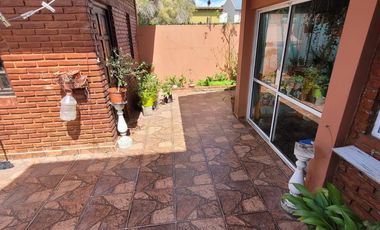 ¡Hermosa casa  de 5 ambientes en calle Catamarca, Mar de Ajo!