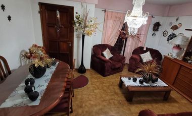 ¡Hermosa casa  de 5 ambientes en calle Catamarca, Mar de Ajo!
