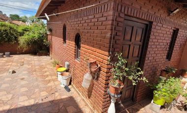 ¡Hermosa casa  de 5 ambientes en calle Catamarca, Mar de Ajo!