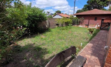 ¡Hermosa casa  de 5 ambientes en calle Catamarca, Mar de Ajo!
