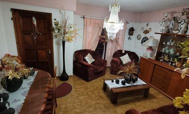 ¡Hermosa casa  de 5 ambientes en calle Catamarca, Mar de Ajo!