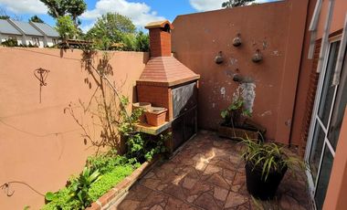 ¡Hermosa casa  de 5 ambientes en calle Catamarca, Mar de Ajo!