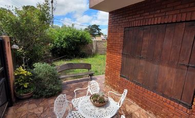 ¡Hermosa casa  de 5 ambientes en calle Catamarca, Mar de Ajo!