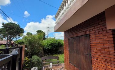 ¡Hermosa casa  de 5 ambientes en calle Catamarca, Mar de Ajo!