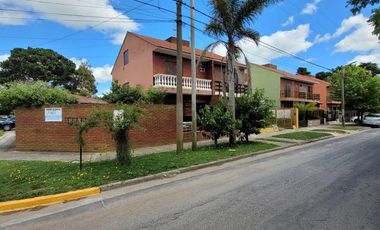 ¡Hermosa casa  de 5 ambientes en calle Catamarca, Mar de Ajo!