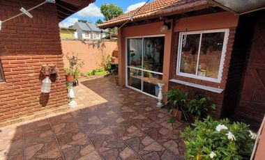 ¡Hermosa casa  de 5 ambientes en calle Catamarca, Mar de Ajo!