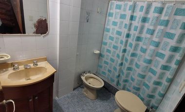 ¡Hermosa casa  de 5 ambientes en calle Catamarca, Mar de Ajo!