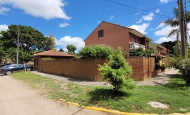 ¡Hermosa casa  de 5 ambientes en calle Catamarca, Mar de Ajo!