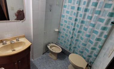 ¡Hermosa casa  de 5 ambientes en calle Catamarca, Mar de Ajo!