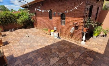 ¡Hermosa casa  de 5 ambientes en calle Catamarca, Mar de Ajo!