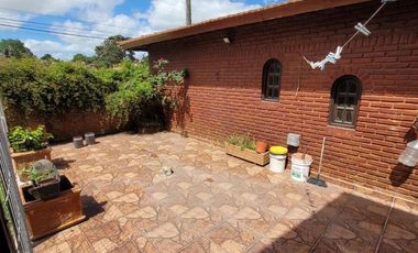 ¡Hermosa casa  de 5 ambientes en calle Catamarca, Mar de Ajo!