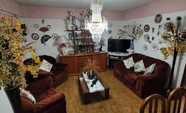 ¡Hermosa casa  de 5 ambientes en calle Catamarca, Mar de Ajo!