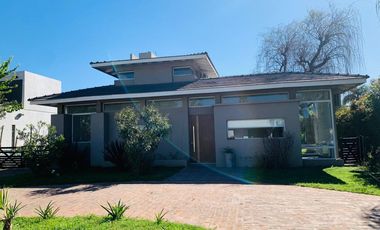 Venta casa 4 dormitorios.  BARRIO CERRADO SAN MARINO - FUNES