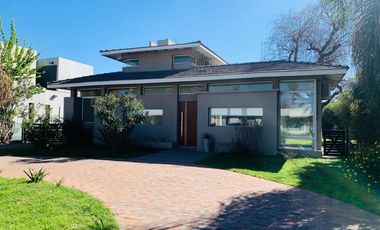 Venta casa 4 dormitorios.  BARRIO CERRADO SAN MARINO - FUNES