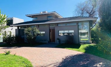 Venta casa 4 dormitorios.  BARRIO CERRADO SAN MARINO - FUNES