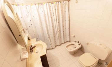 VENTA CASA 4 AMB COCHERA 2 AUTOS QUINCHO VALENTIN ALSINA LANÚS