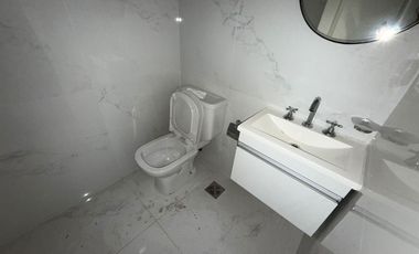 Local con persiana automática y baño, Excelente zona comercial - Wilde centro