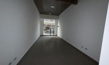 Local con persiana automática y baño, Excelente zona comercial - Wilde centro