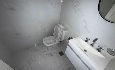 Local con persiana automática y baño, Excelente zona comercial - Wilde centro