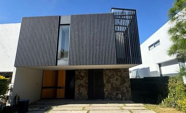 CASA EN VENTA O RENTA EN ALCAZAR ORIENTE