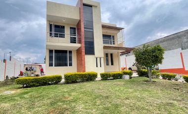 Renta casa independiente, 4 dormitorios, Puembo, sector el Obraje
