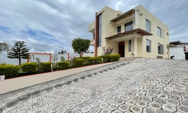 Renta casa independiente, 4 dormitorios, Puembo, sector el Obraje