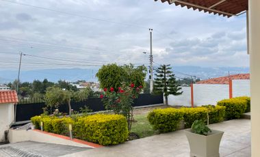 Renta casa independiente, 4 dormitorios, Puembo, sector el Obraje