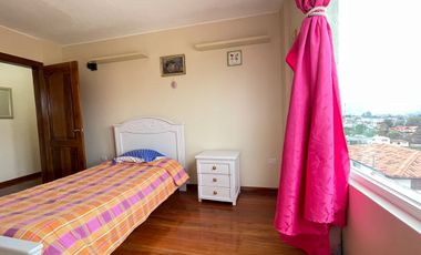 Renta casa independiente, 4 dormitorios, Puembo, sector el Obraje