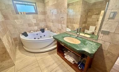 Sólida y moderna en condominio  Viña Sto Domingo