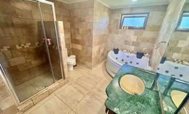 Sólida y moderna en condominio  Viña Sto Domingo