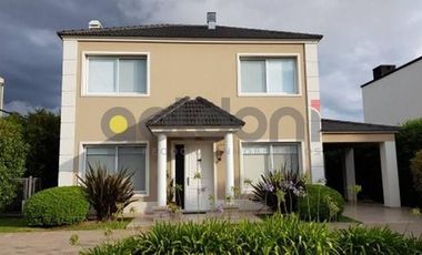Excelente Casa En Venta con Piscina en Altos De Hudson I