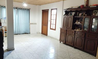 Casa en venta en Malvinas Argentinas, GBA Norte - 6 ambientes