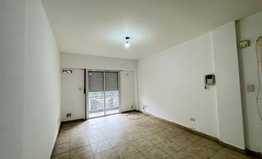 Amplio departamento de 2 ambientes en alquiler Moron Sur