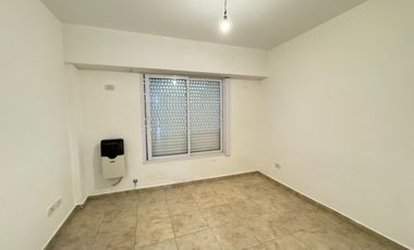 Amplio departamento de 2 ambientes en alquiler Moron Sur