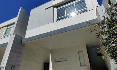 CASA EN RENTA DE 3, SEMI AMUEBLADA EN DOMINIO CUMBRES . GRACIA, NL