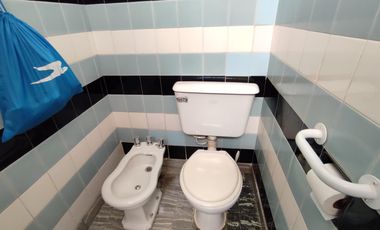 Casa 4 ambientes con cochera en venta en Quilmes