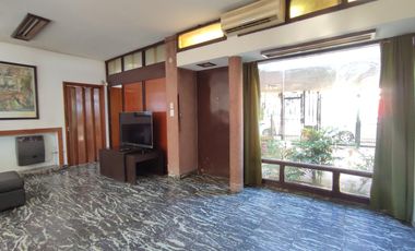 Casa 4 ambientes con cochera en venta en Quilmes