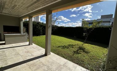 Excelente propiedad con distribución en una planta y hermoso parque.