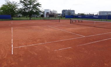 Excelente propiedad con distribución en una planta y hermoso parque.