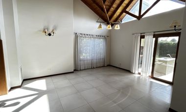 Excelente propiedad con distribución en una planta y hermoso parque.