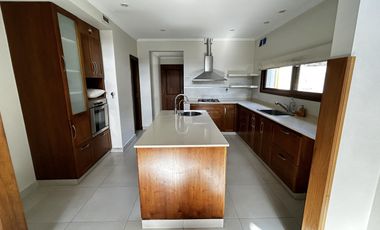 Excelente propiedad con distribución en una planta y hermoso parque.