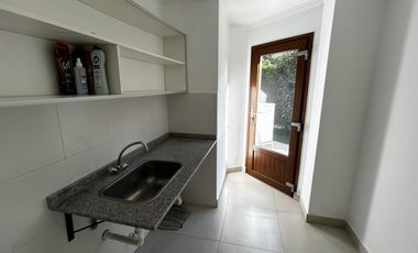 Excelente propiedad con distribución en una planta y hermoso parque.