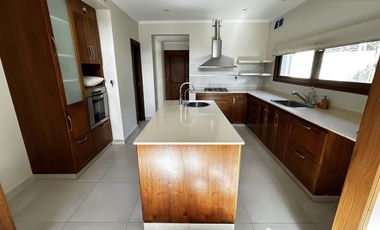 Excelente propiedad con distribución en una planta y hermoso parque.