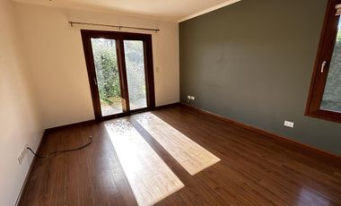 Excelente propiedad con distribución en una planta y hermoso parque.